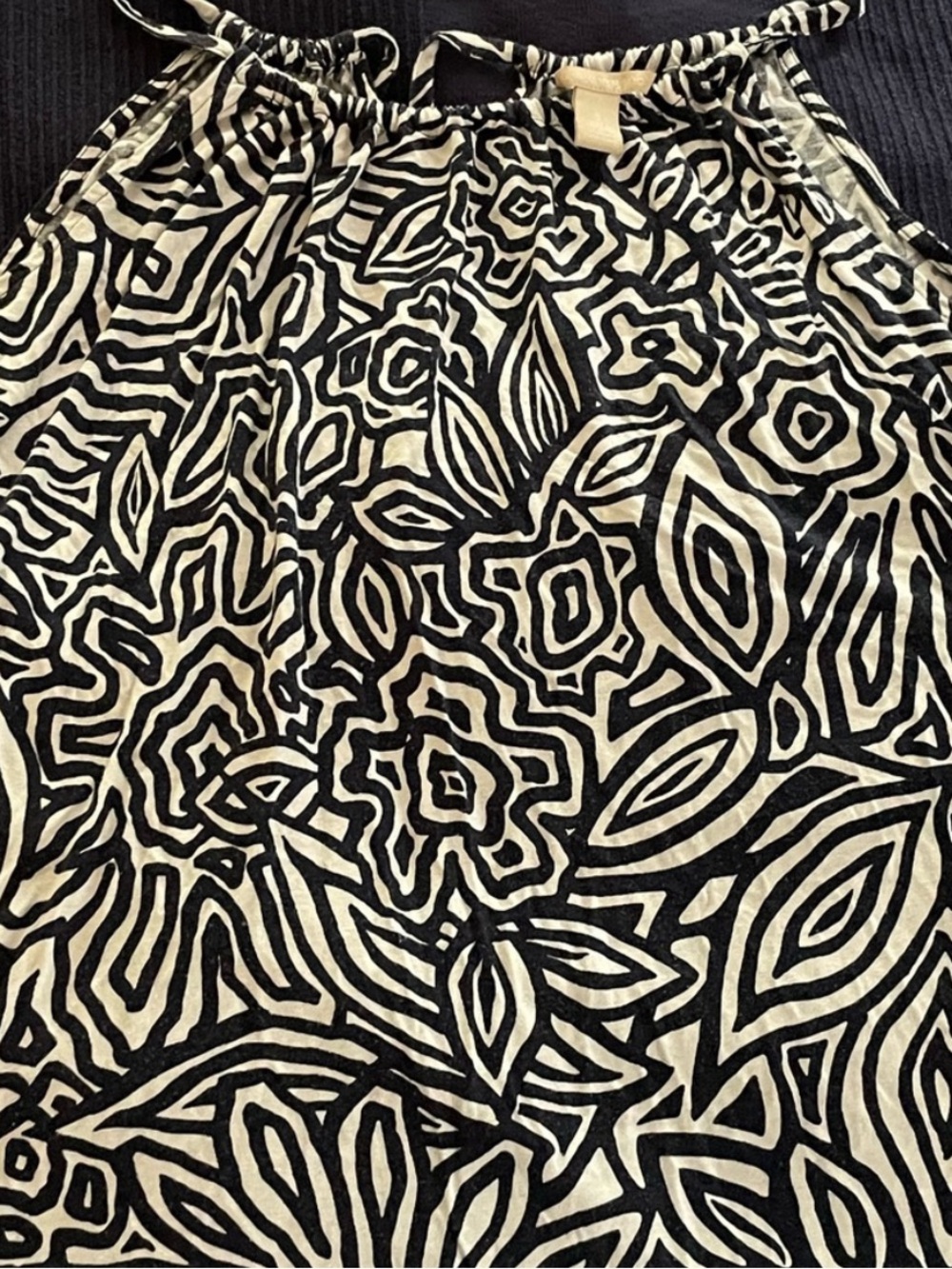 Banana republic flowy tank with navy pattern